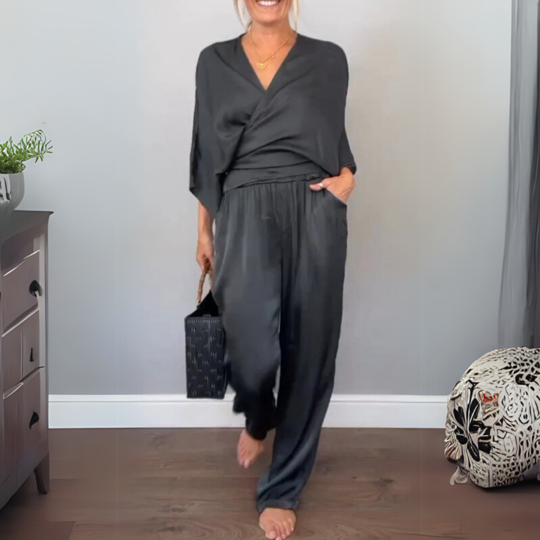 Stylish 2-Piece Women's Set with V-Neck in Mercerized Cotton – Top and Pants